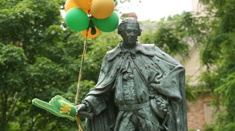 The bronze statue of Lord Botetourt in the Wren yard. (WYDaily Photo/Stephen Salpukas)