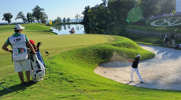 Kingsmill's River Course runs picturesquely alongside the James River. (Photo courtesy Andrew Jackson/Savand Action Photography.)