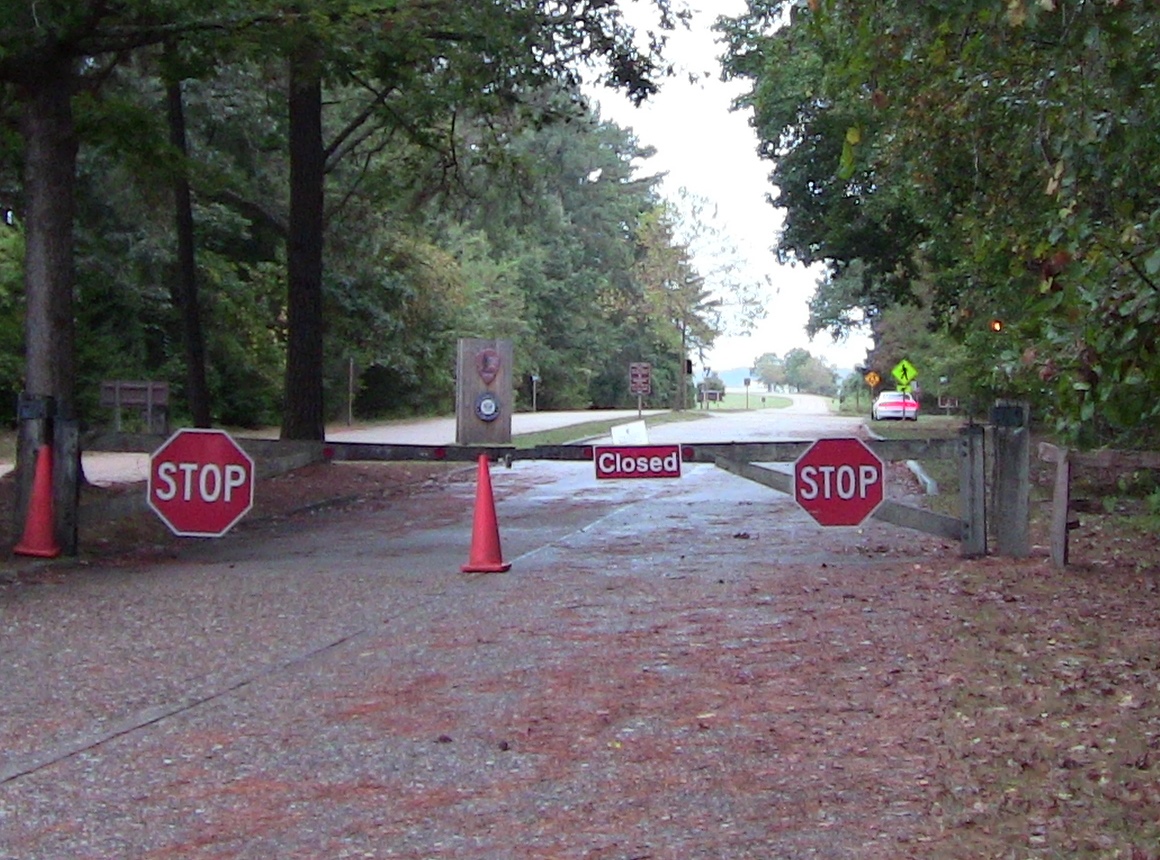 The gate across the Colonial Parkway at the entrance to Historic Jamestowne was barred during the federal government shutdown in October. (Photo by Brittany Voll/WYDaily)