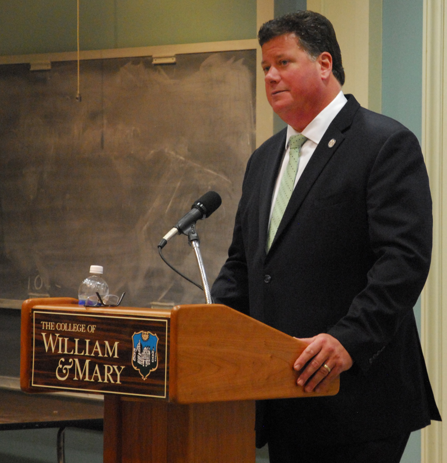Mike Watson at a debate against Monty Mason. (Gregory Connolly/WYDaily)
