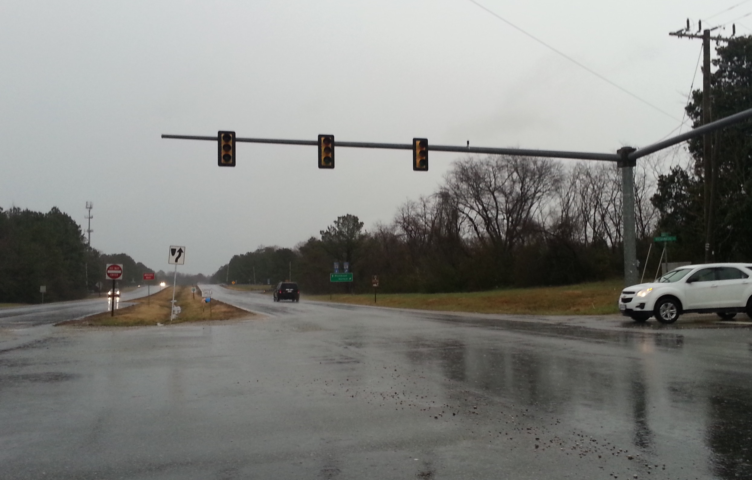 Many traffic lights in James City County are without power, including this one at the intersection of Rochambeau Drive and Croaker Road. (Nicole Trifone/WYDaily)
