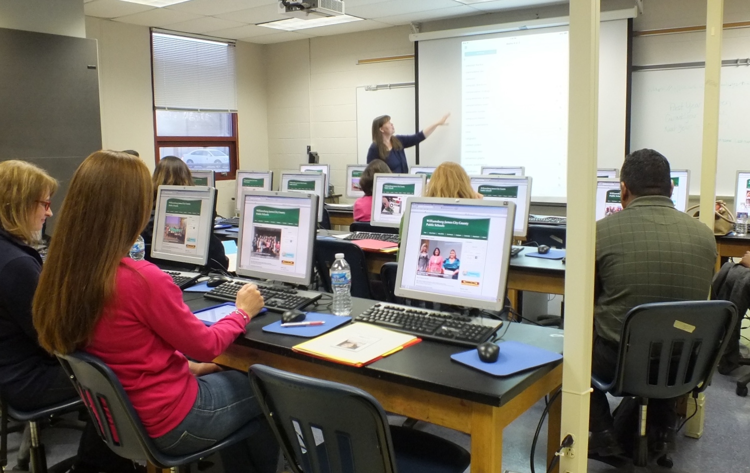 Theresa Roettinger shows parents to use education apps and websites at the pilot Parent Academy for Williamsburg-James City County Public Schools (Hannah S. Ostroff/WYDaily)