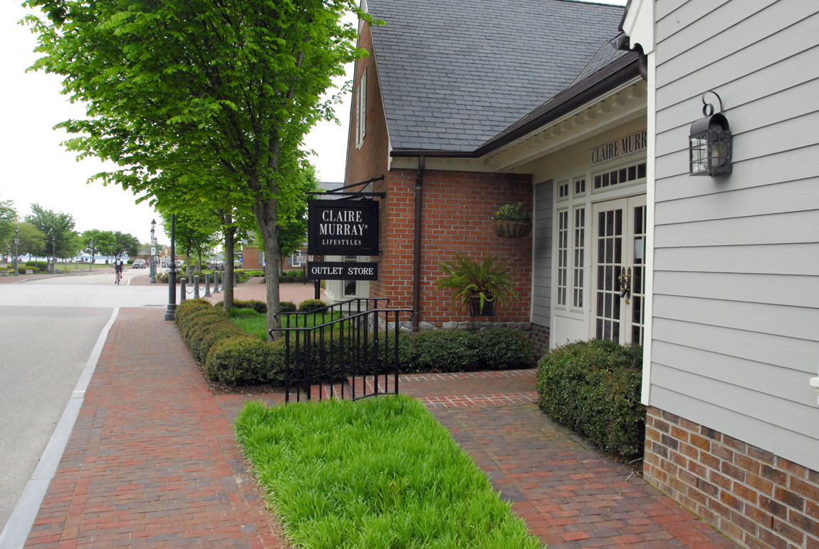 The owner of the Book Exchange signed an early occupancy agreement for the space formerly occupied by Claire Murray Lifestyles in Riverwalk Landing. The new store will be called the Yorktown Book Shop on Riverwalk. (Gregory Connolly/WYDaily)
