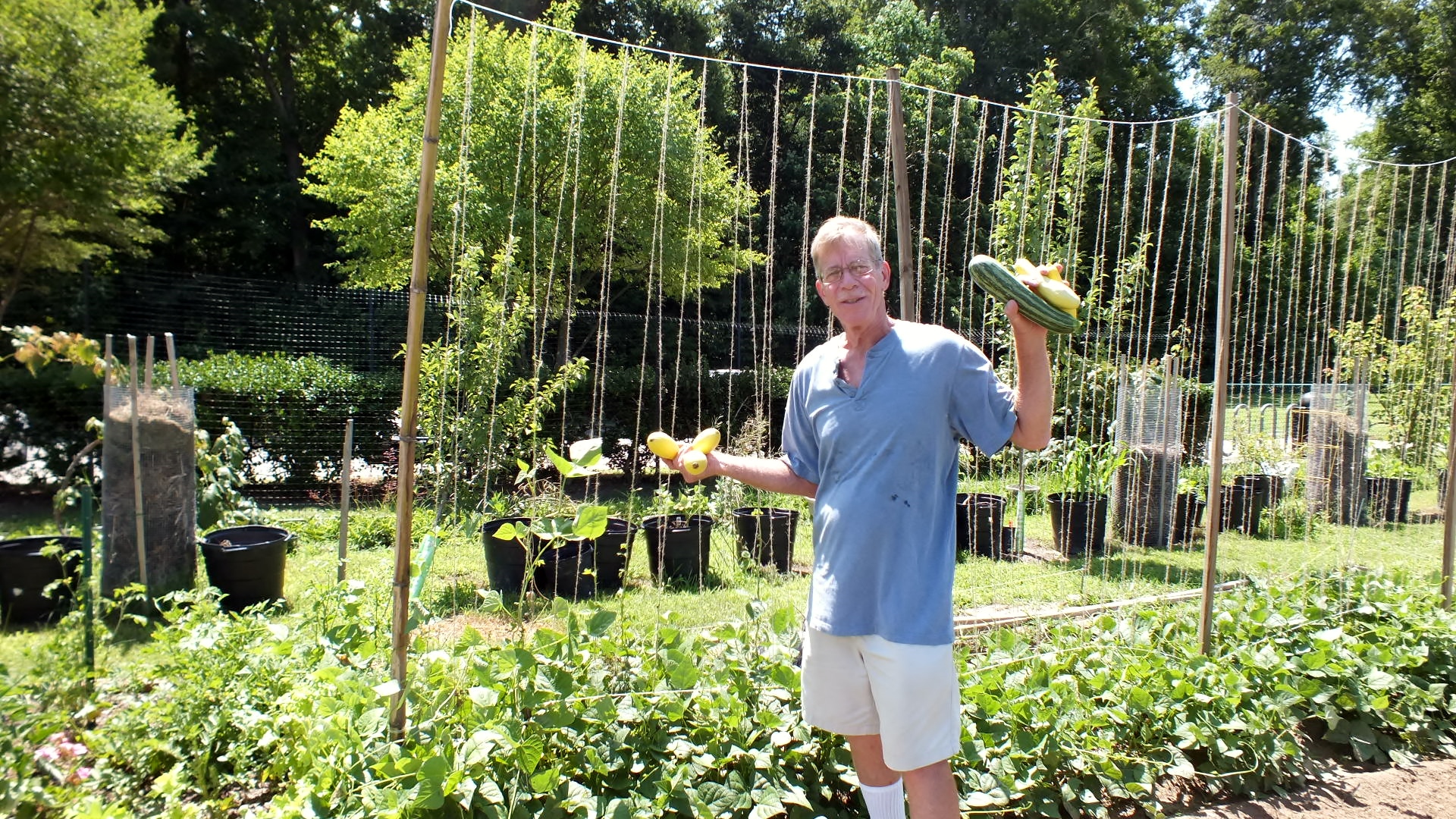 Rob Till holds squash picked from the community garden (Hannah S. Ostroff/WYDaily)