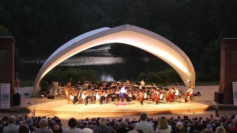 The Virginia Symphony Orchestra performing at Lake Matoaka Amphitheater at the College of William & Mary (WYDaily/File photo)