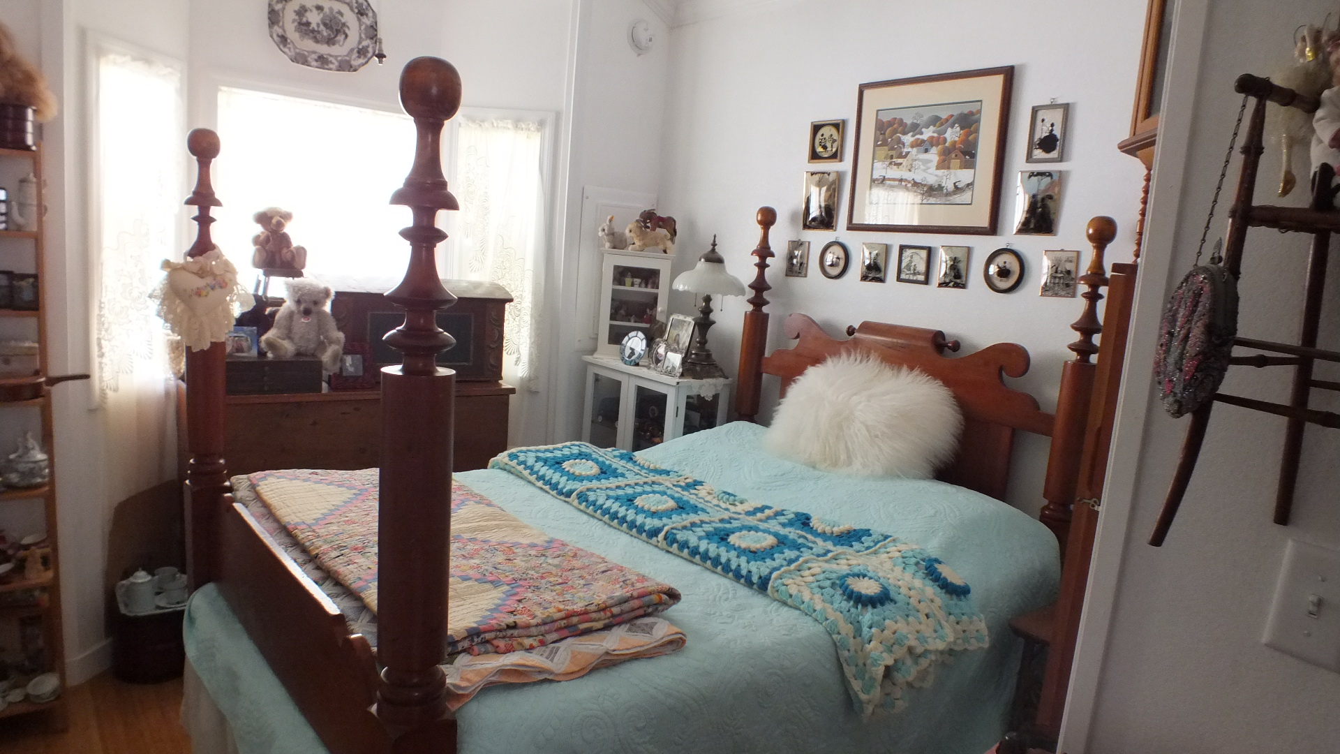 tiny home Karen Rogers custom-designed her house, adding a bay window in the bedroom (Marie Albiges/WYDaily)