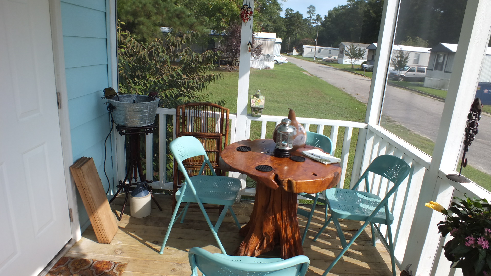 The couple often has people coming by to see their tiny house (Marie Albiges/WYDaily)