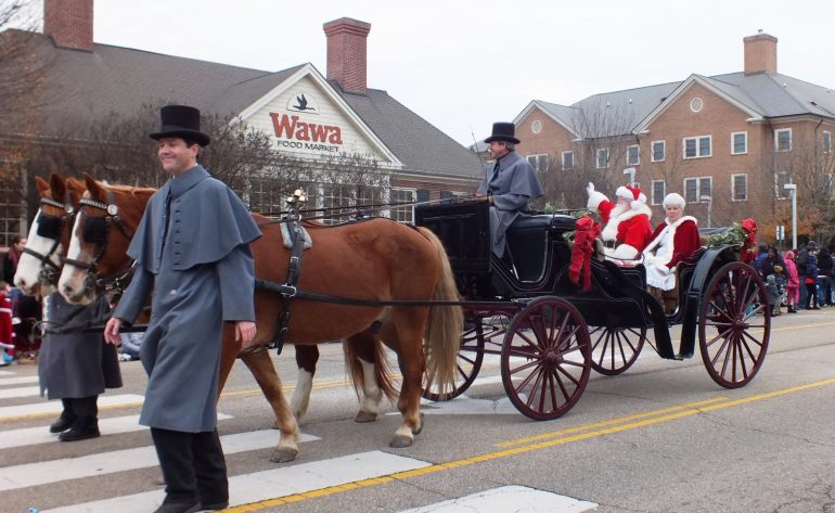 Santa and Mrs. Claus concluded the 2015 Williamsburg Christmas Parade. (WYDaily file)