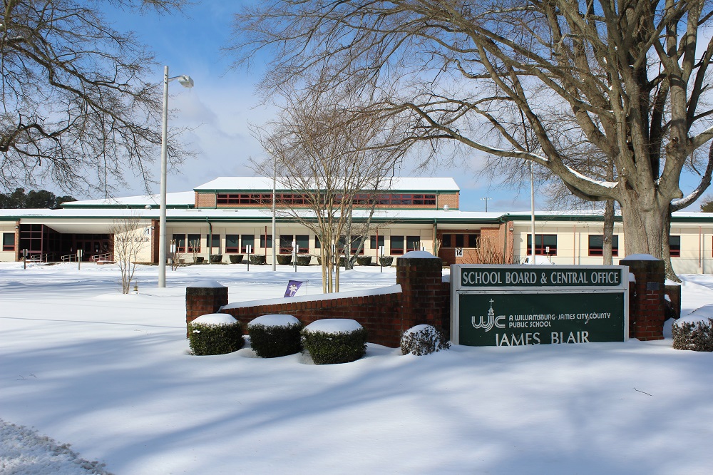 Snow covers the campus of the James Blair administration offices. (Ian Brickey/WYDaily)