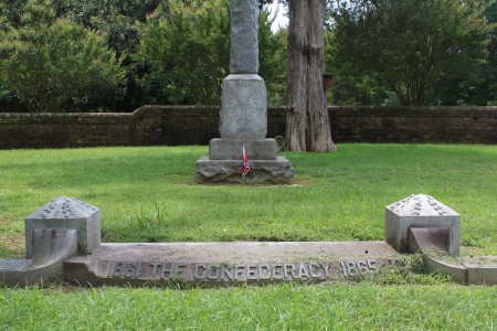 A monument in Cedar Grove Cemetery memorializes Confederate soldiers who died during the 1862 Battle of Williamsburg. (Ian Brickey/WYDaily)
