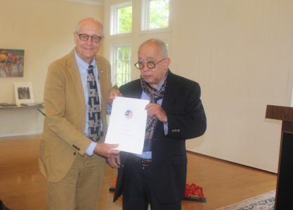 Williamsburg mayor Clyde Haulman presents Navarro with a proclamation from the city thanking him for loaning his bicycle sculptures to the area. (Elizabeth Hornsy/WYDaily)