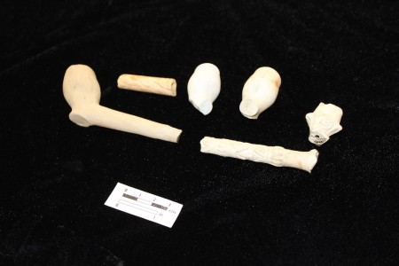 A variety of pipe fragments of different origins that have been found at Jamestown. (Elizabeth Hornsby/WYDaily)