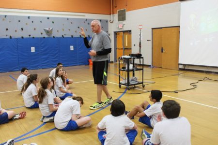 Toano Middle School HPE teacher Ron Trainum reviews the day's activities with students Feb. 18, 2016. (Kirsten Petersen/ WYDaily)