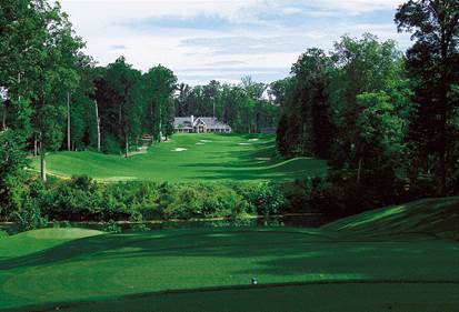The Golden Horseshoe Golf Club Green Course Clubhouse overlooking the par-5 18th hole. (Courtesy Colonial Williamsburg)