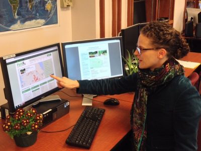 Dorothy Ibes, Ph.D. describes how to use the searchable Park Rx web interface that’s made available to trained Park Ambassadors. (Courtesy Kyle Titlow Sørlie)