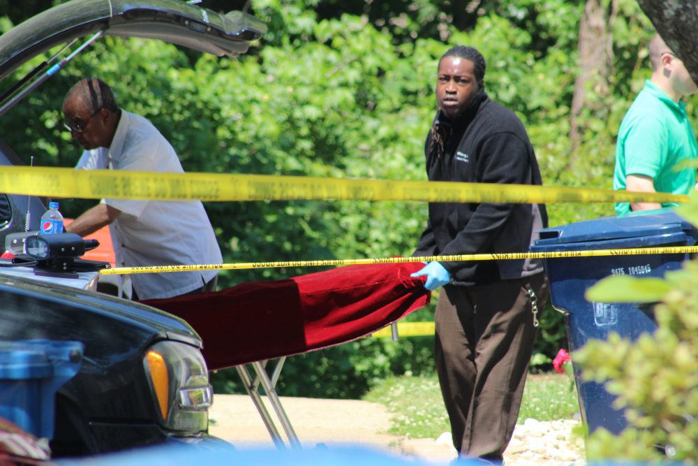 James City County Police prepared a stretcher to remove the body of the victim of a possible homicide at Brookside Haven subdivision Wednesday. (Sarah Fearing/WYDaily)