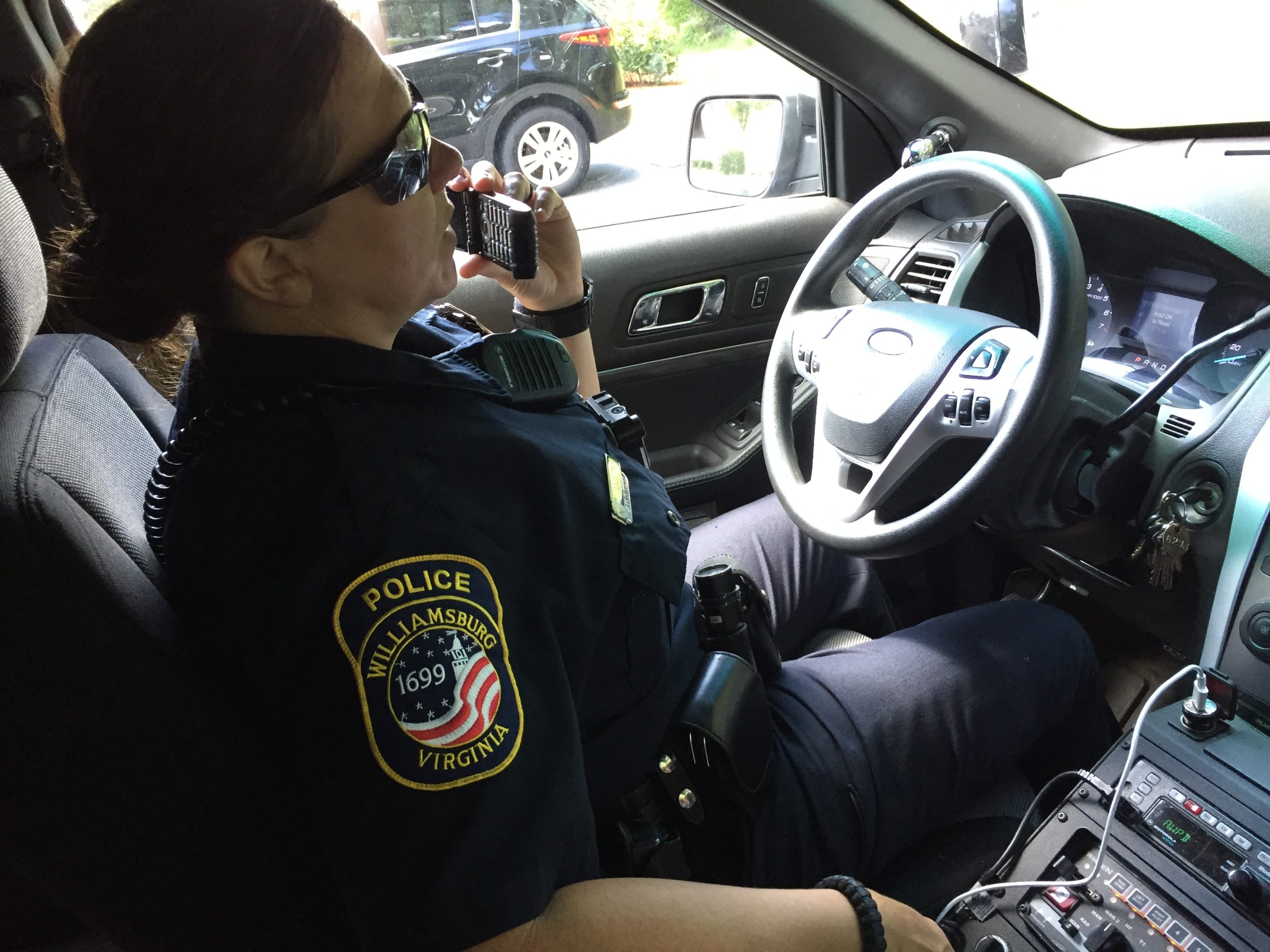 Williamsburg Master Police Officer Laura Ammons speaks to a Williamsburg resident over the phone on June 19, 2017. (Sarah Fearing/WYDaily)