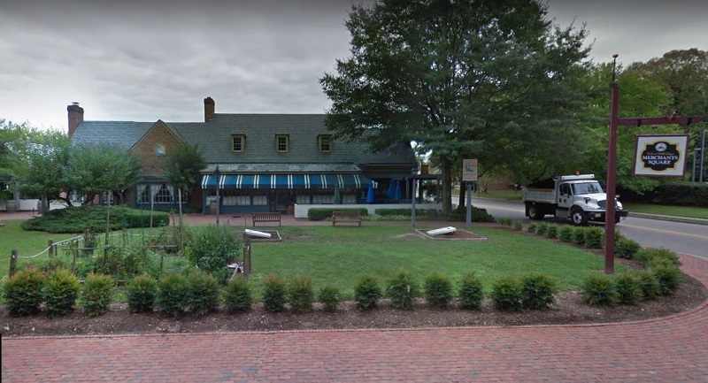 Berret’s Seafood Restaurant & Taphouse Grill has applied for a special use permit with Williamsburg’s Architectural Review Board to place a stage for live music on the outdoor lawn. (WYDaily/Courtesy of Google Maps)