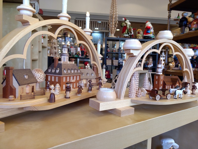 Binns of Williamsburg features candle arches of Colonial Williamsburg sights, including the Governor's mansion and Bruton Parish. (WYDaily/ Andrew Harris)