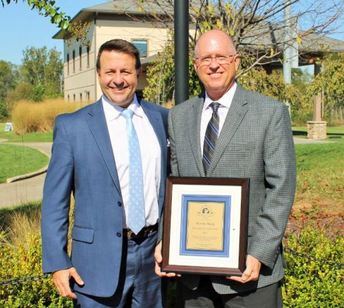 Wayne Nooe (R) receives the Mid-Atlantic Golf Leader Award from Sean Taylor