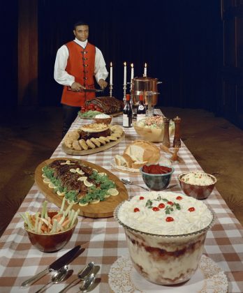 Guests at the Groaning Board in the Tidewater Room in 1969. (Rockefeller Library Visual Resources)
