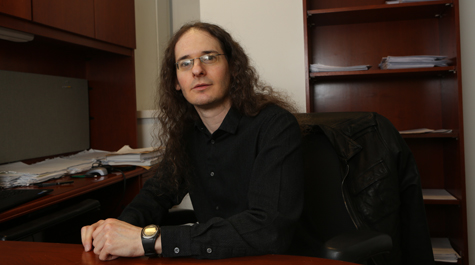 Brian Rabinovitz is a neuroscientist who focuses on how the brain processes music. His specialty is memory, what makes us remember songs and what makes some songs impossible to forget. (Stephen Salpukas/ W&M News)