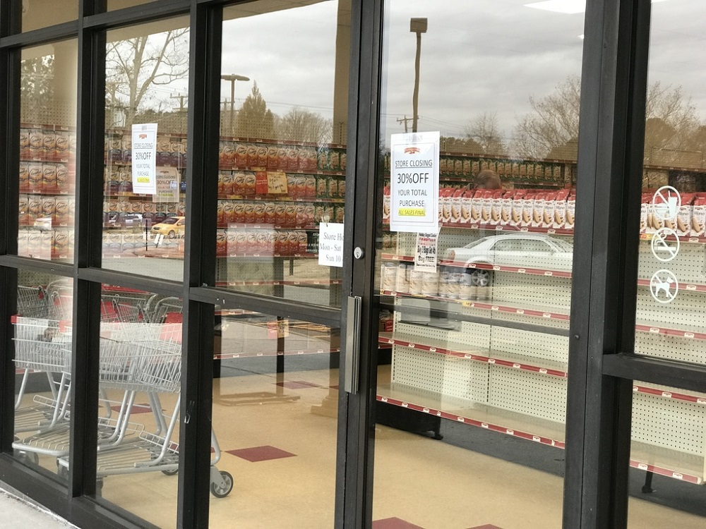 A sign on the entrance advertising a store closing sale for 30 percent off. (Steve Roberts, Jr./WYDaily)