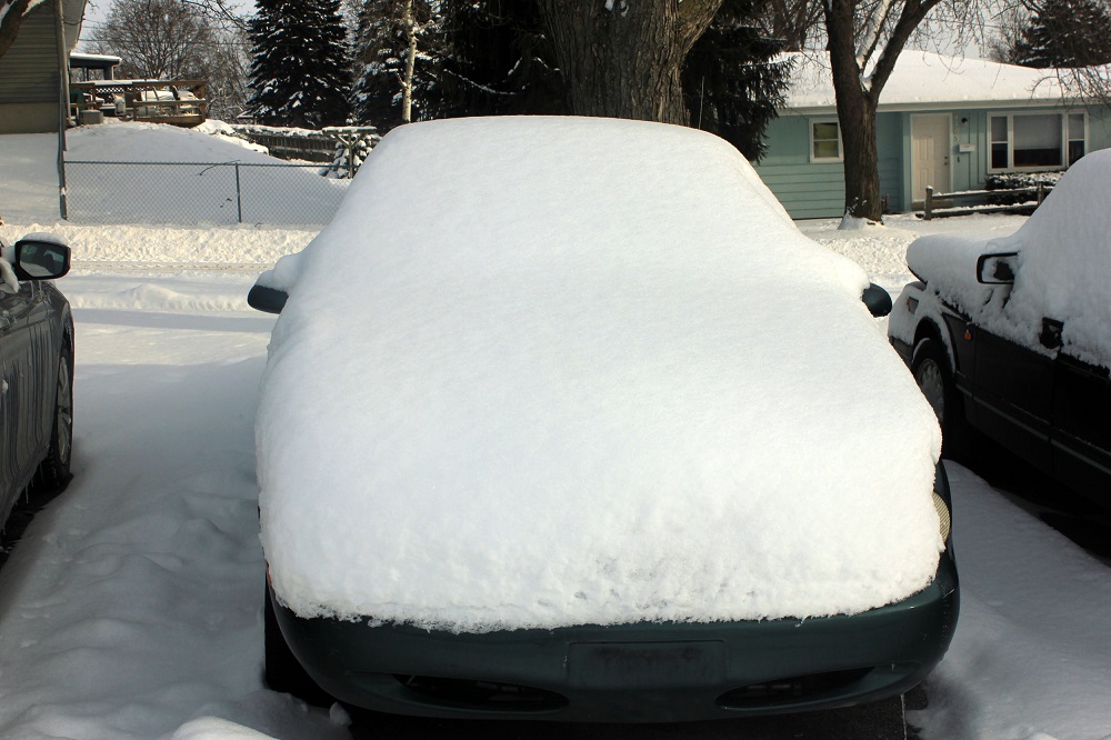 After a snowstorm, be sure to clear the snow off your car, including the roof, hood and trunk. (File photo)