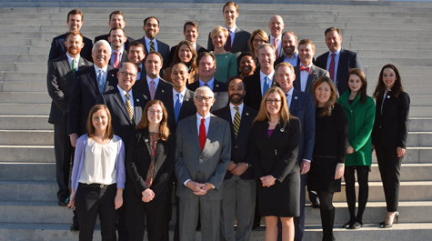 President Taylor Reveley (bottom, center) poses for a photo with W&M alumni in Richmond, Virginia. (Courtesy photo/W&M News)
