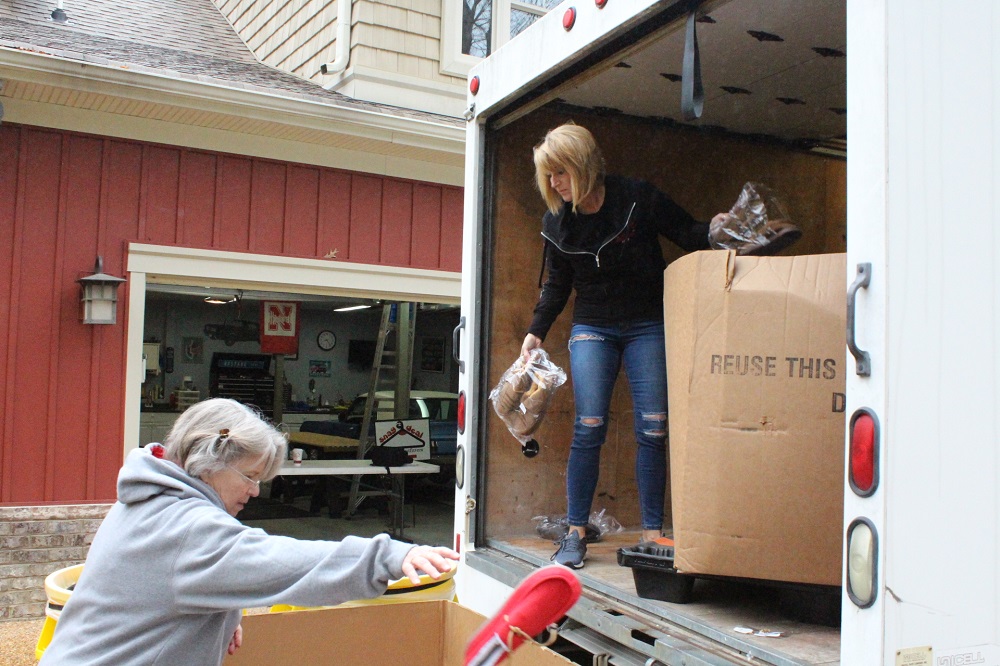 Barbara Parsons (left) and daughter Stephanie Stark unload a shipment of clothing and apparel. (Andrew Harris/WYDaily)