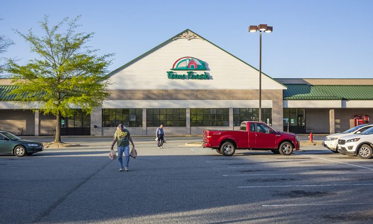 Shoppers leave the Farm Fresh grocery story in Norge. (WYDaily/File photo)