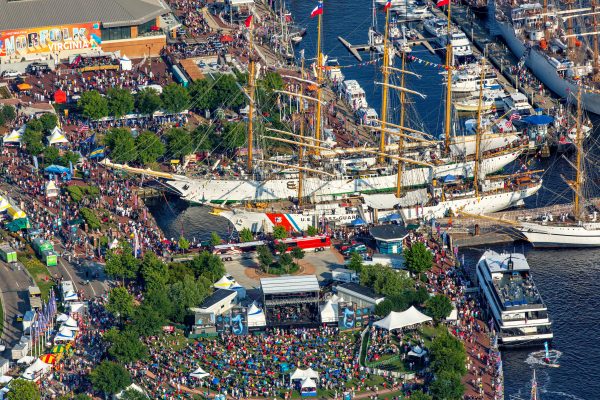 Crowds pack last year's Harborfest in Norfolk (WYDaily photo/Courtesy of Festevents)