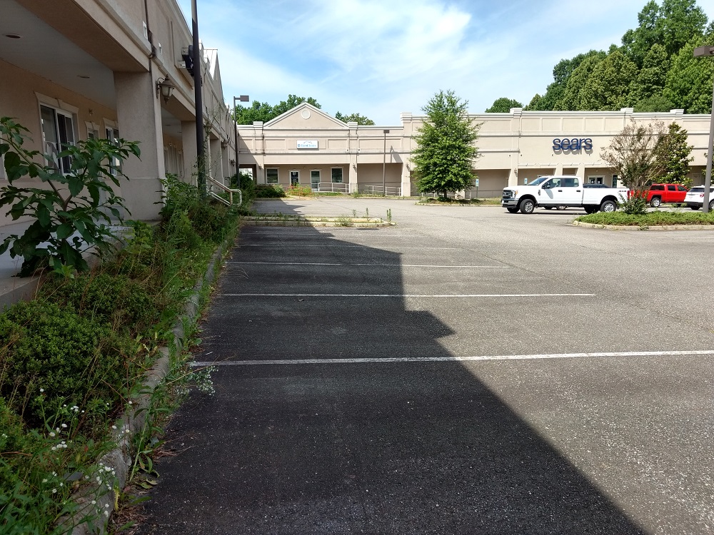 The shopping center in which Sears is located is not well-maintained. (Andrew Harris/WYDaily)