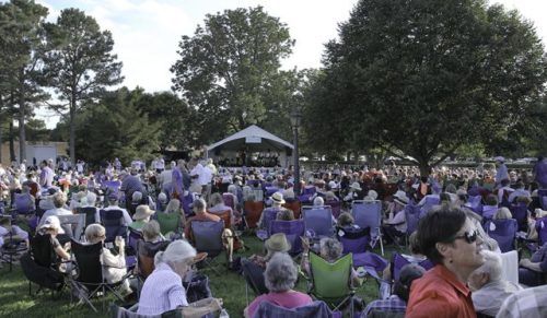 More than 1,900 people packed the lawn at the Dewitt Wallace Decorative Arts Museum for the first of 2018's Summer Breeze concerts. (WYDaily/File photo)
