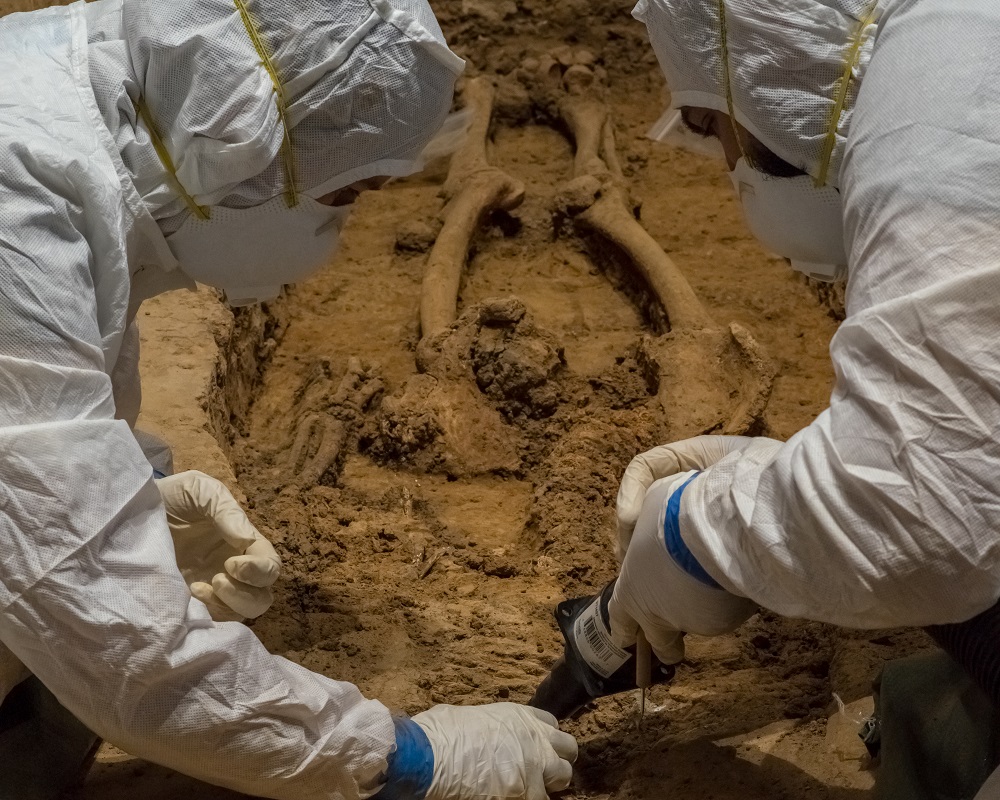 Archaeologists Mary Anna Hartley (left) and Bob Chartrand excavating the bones they believe belong to Governor George Yeardley. (WYDaily/ Courtesy Jamestown Rediscovery Foundation)
