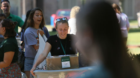 Freshmen and transfer students moved into on-campus housing at William & Mary Friday, bringing with them everything and more needed for the academic year. (WYDaily/Courtesy Stephen Salpukas)