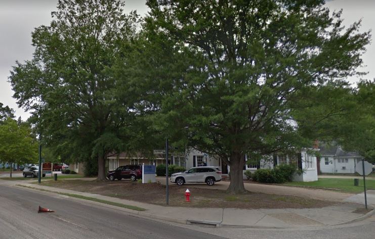 Obscured by trees, Twice as Nice occupied this brick building on Richmond Road since August 2017. (WYDaily/ Courtesy Google Maps)