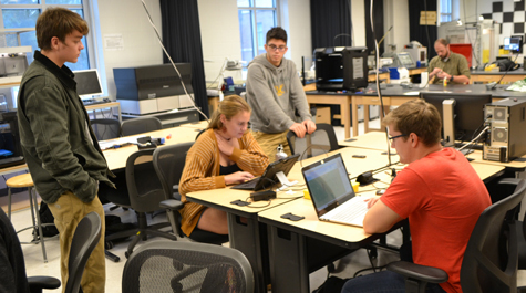 Makerspace Student Engineers (standing, from left) John Garst ’21 and Jacob Brotman-Krass ’22 Guide Ekaterina Mashanova and Billy Storm in their search for digitized snake anatomy. (WYDaily/Courtesy Joseph McClain)