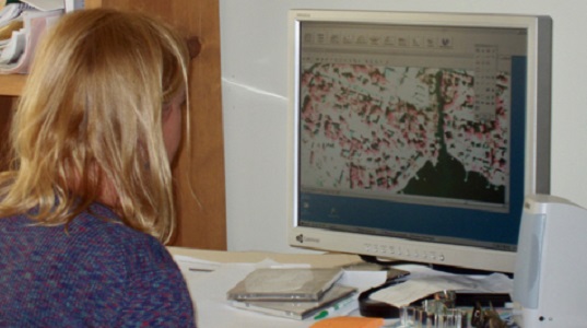 Sharon Killeen of CCRM maps Virginia's Chesapeake Bay shoreline using a heads-up digitizing technique atop a high-resolution aerial image. (WYDaily/CCRM/VIMS)
