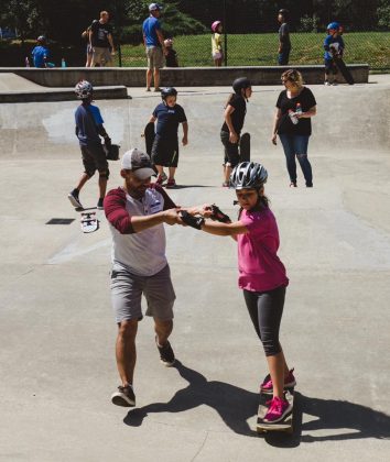 TSA board member and coach Jeremy Eissens helping out a new skater. (WYDaily Photo/Kellie Thomas)