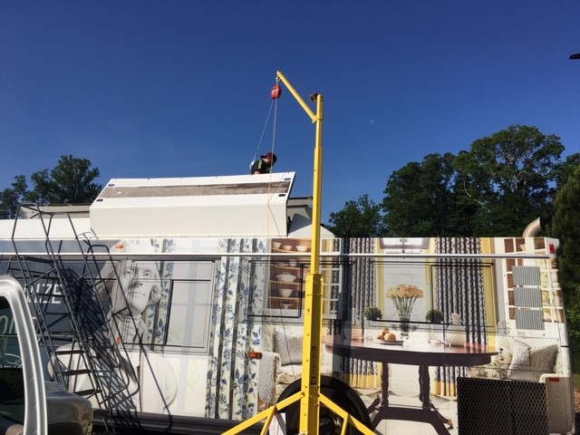 WATA crews pull a compressed natural gas tank from a bus used by Colonial Williamsburg. (WYDaily/Courtesy of WATA)