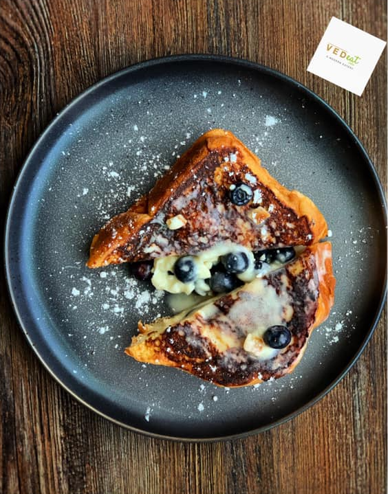 Stuffed blueberry Gypsy Toast (WYDaily/ Courtesy of Vedeat)