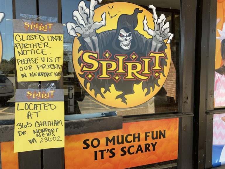 The store posted a sign on their door stating that they were closed. (WYDaily/Alexa Doiron)