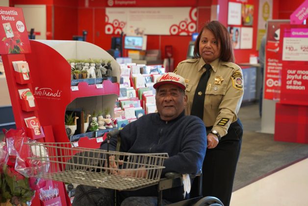 Hampton Sheriff deputies escort senior citizens from the Hampton Dining Club to a Christmas shopping trip and a buffet lunch. (WYDaily/Courtesy City of Hampton)