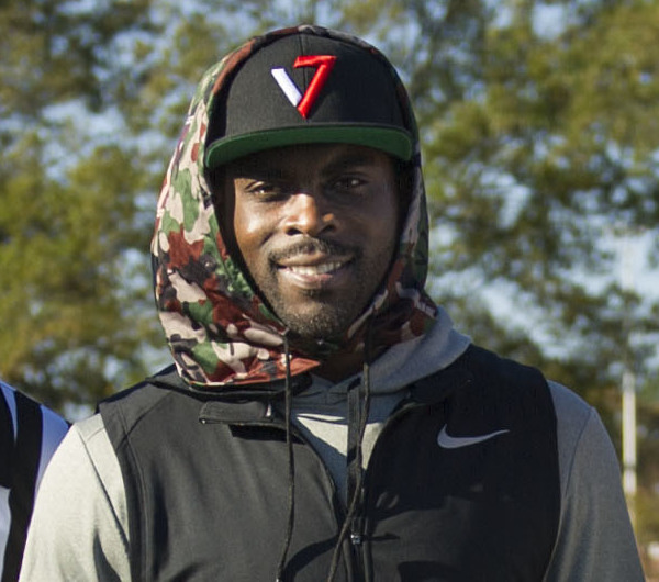 Michael Vick. (U.S. Navy photo by Mass Communication Specialist 2nd Class Justin Wolpert/Released)