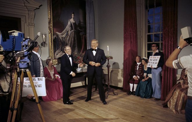 Perry Como, John Wayne, and the cast and crew during filming of a segment of &ldquo;Perry Como&rsquo;s Early American Christmas&rdquo; at the Governor&rsquo;s Palace in 1978. (WYDaily/Courtesy Rockefeller Library Visual Resources Collection)