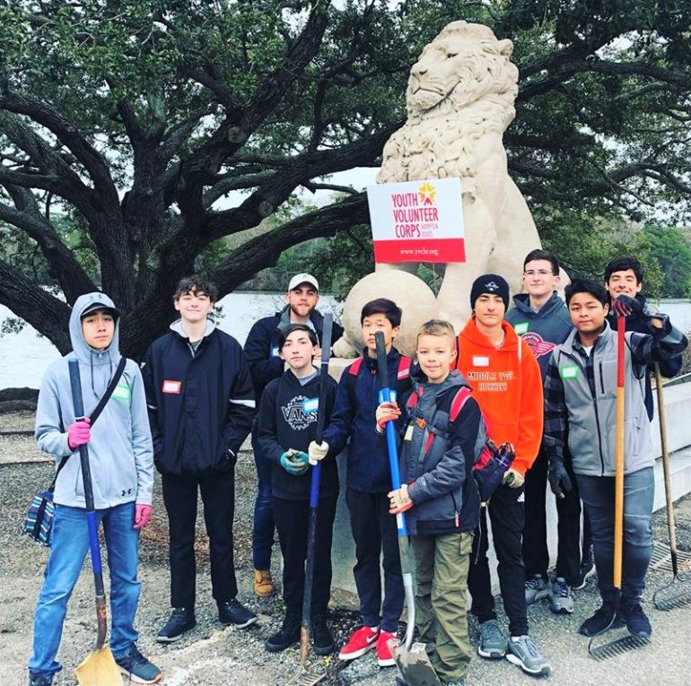 Grafton students volunteer with the Youth Volunteer Corps of Hampton Roads at The Mariners' Museum's Noland Trail, Wednesday, Feb. 19, 2020. (WYDaily/Courtesy Youth Volunteer Corps of Hampton Roads)