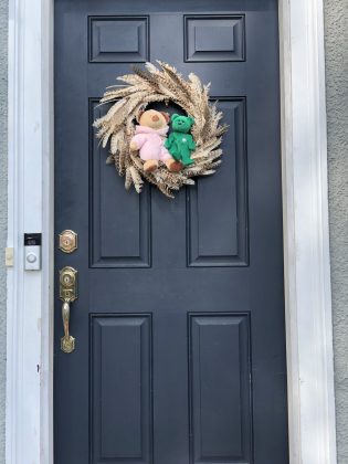 Rebecca Parolisi and her two children, Jack and Mina, decorated their front door with the bears. (WYDaily/Courtesy Rebecca Parolisi)