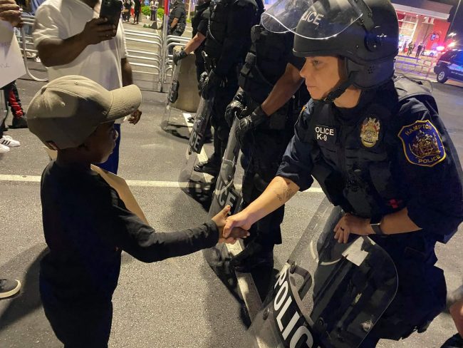 While some protesters vandalized businesses others interacted with the Hampton Police Department peacefully at Peninsula Town Center on Tuesday night. (WYDaily/ Courtesy of D. McKinnon)