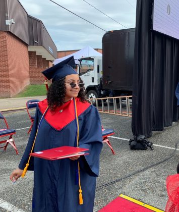 Graduates smiled for families as they drove by for pictures. (WYDaily/Alexa Doiron)
